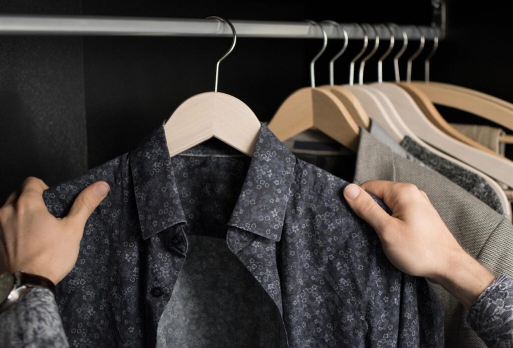 Nachhaltige Kleiderbügel: Umweltfreundliche Optionen für einen grüneren Kleiderschrank