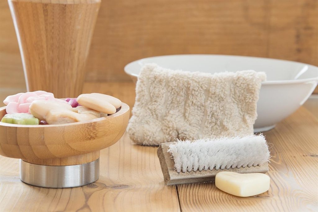 In der Tradition verwurzelt: Wie Hofmeister Nachhaltigkeit und Handwerkskunst in Ihr Zuhause bringt Während weltweit Massenproduktion und künstliche Materialien gefragt sind, vermittelt die unverfälschte Schönheit von Holz ein besonderes Gefühl der Sicherheit – vor allem, wenn es mit Sorgfalt, Sorgfalt und Geschichte verarbeitet wurde. Bei Hofmeister Holzwaren wird dieses Versprechen in Hunderten handgefertigten Produkten Wirklichkeit, die Qualität, Nachhaltigkeit und Stil in den Alltag unserer Kunden bringen. Seit über 40 Jahren ist Hofmeister ein vertrauenswürdiger europäischer Name im Holzhandwerk. Wir verbinden traditionelles Know-how mit umweltfreundlichen Prinzipien und fertigen Holzarbeiten, die ebenso wertvoll wie praktisch sind. Von handgefertigten Küchenhelfern und rustikaler Wohnkultur bis hin zu Lieblingsstücken für Kinder – alle unsere Hofmeister-Designs erzählen eine Geschichte, die im Wald beginnt und in Ihren Händen endet.