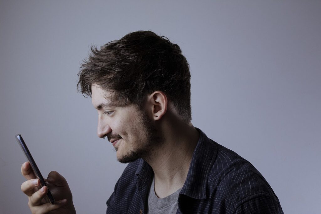 KPN: pionier van de toekomst van telecommunicatie met innovatie en duurzaamheid Nu de wereld steeds digitaler wordt, is de vraag naar betrouwbare, snelle en duurzame telecommunicatiediensten groter dan ooit. KPN, de toonaangevende telecommunicatieprovider in Nederland, staat voorop in deze transformatie en revolutioneert de manier waarop we verbinding maken, communiceren en omgaan met technologie. Door voortdurende innovatie en een diepe toewijding aan duurzaamheid, vormt KPN niet alleen de toekomst van telecommunicatie, maar helpt het ook een meer verbonden en duurzame wereld te creëren.