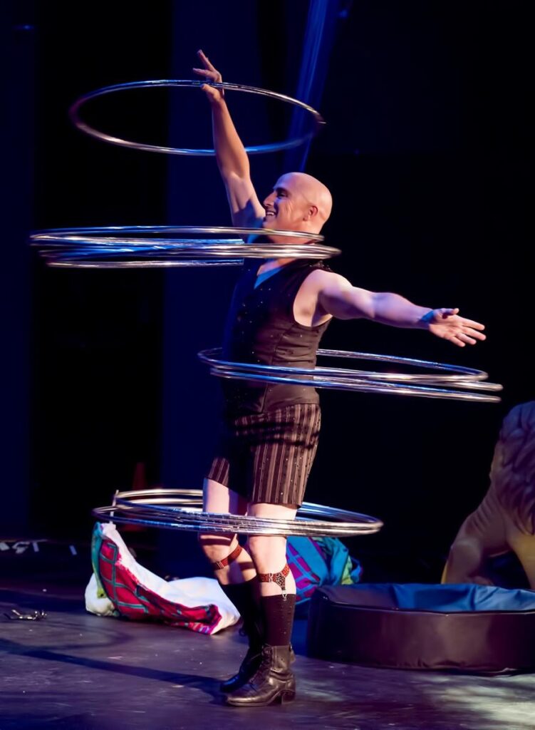 Hinter den Kulissen des Chameleon Berlin: Die Schnittstelle von Kreativität und Zirkus Mitten im Herzen des kulturellen Zentrums Berlins gelegen, ist das Chameleon Berlin viel mehr als nur ein Theater – es ist ein kreatives Kraftwerk, in dem die Grenzen des zeitgenössischen Zirkus und der darstellenden Kunst ständig neu definiert werden. Im Chameleon wird das Publikum mit einer Mischung aus Zirkus, Theater, Tanz, Musik und bildender Kunst verwöhnt, wodurch ein immersives Erlebnis entsteht, das das herkömmliche Verständnis dessen, was ein Zirkus sein kann, in Frage stellt. In diesem Artikel werfen wir einen Blick hinter die Kulissen an die Schnittstelle von Kreativität und Zirkus, wo die Magie des Chameleon Berlin wirklich zum Leben erwacht.