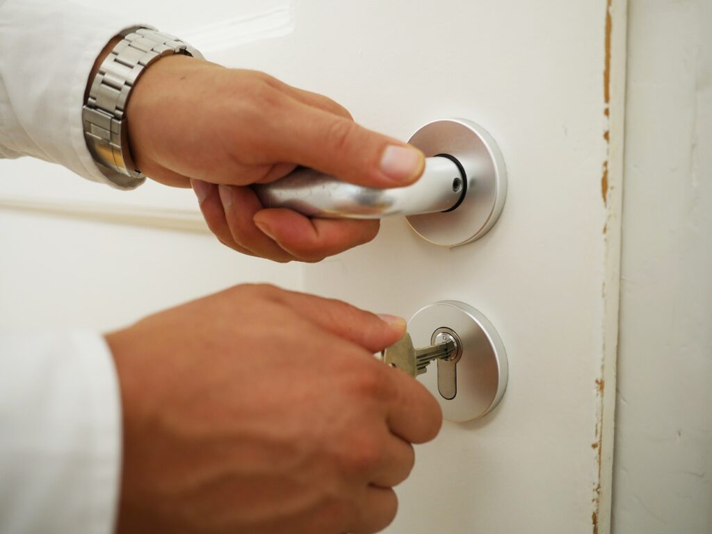Nuki Smart Locks: Vereinfachter Zutritt für Zuhause und Unternehmen In einer Zeit, in der Technologie das tägliche Leben weiter verändert, sind Nuki Smart Locks führend bei der Neudefinition des Zugangs zu unseren Häusern und Unternehmen. Als deutsche Marke und europäischer Marktführer für intelligente Nachrüstlösungen hat Nuki es sich zur Aufgabe gemacht, Komfort, Sicherheit und Innovation zu vereinen. Ob für Privatwohnungen oder professionelle Umgebungen – die intelligenten Schlösser von Nuki setzen neue Maßstäbe für modernen Zugang.
