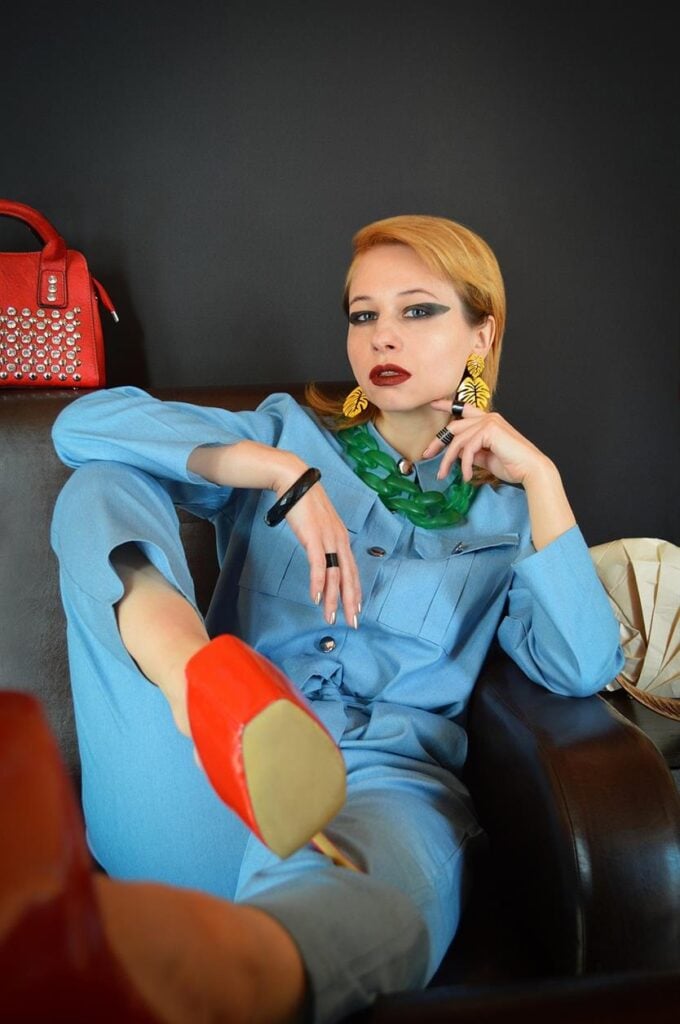 Als het op mode aankomt, zijn er maar weinig merken die artisticiteit, speelsheid en verfijning zo goed kunnen combineren als OILILY. OILILY werd in 1963 in Nederland opgericht en is geëvolueerd van een klein familiebedrijf tot een wereldwijd fenomeen. De gedurfde, kleurrijke ontwerpen zijn synoniem geworden voor innovatie, het verleggen van grenzen en het bieden van een verfrissend alternatief voor conventionele modetrends. OILILY staat bekend om zijn levendige prints, grillige patronen en vakmanschap van hoge kwaliteit en onderscheidt zich als een merk dat individualiteit en creativiteit viert.