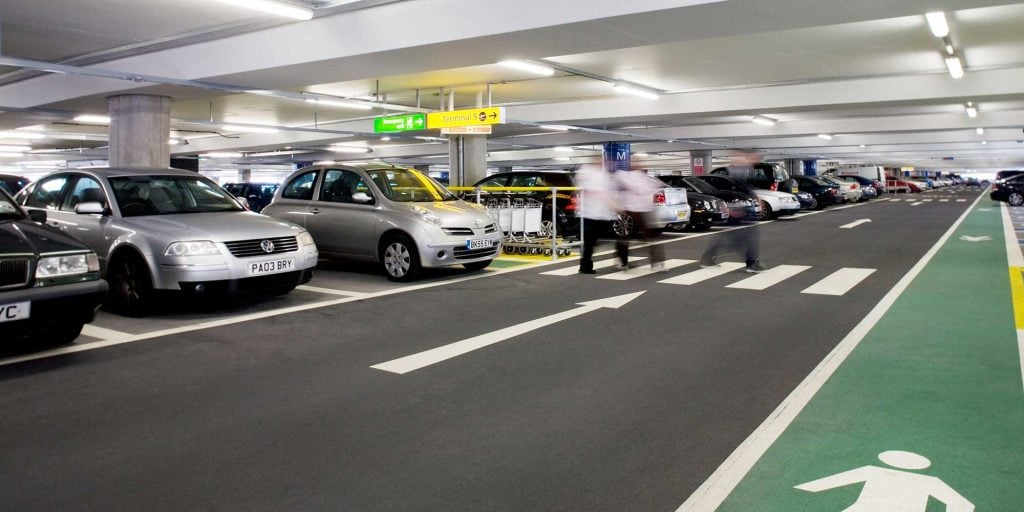 5 arnaques courantes liées au parking des aéroports au Royaume-Uni (et comment les éviter)