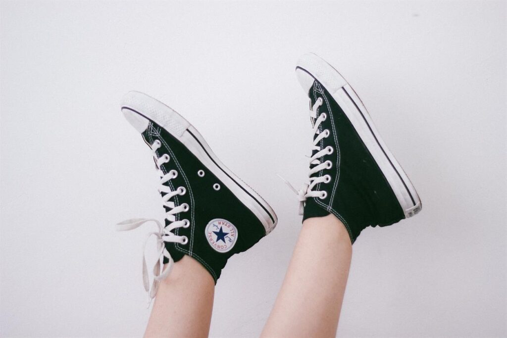 Als je denkt aan iconische schoenen, dan zijn CONVERSE sneakers vaak de eerste die in je opkomen. Met hun onderscheidende design en rijke geschiedenis zijn deze schoenen hun oorspronkelijke doel ontstegen en zijn ze uitgegroeid tot een hoofdbestanddeel van de streetwearcultuur. Dit artikel onderzoekt de fascinerende reis van CONVERSE sneakers, van hun begin op het basketbalveld tot hun huidige status als modestatement wereldwijd.