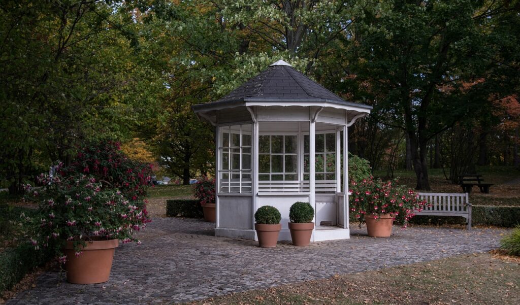 In the realm of outdoor living, an organized space is not only more functional but also more inviting. Buy Sheds Direct, a leading UK retailer established in 2005, offers a myriad of storage solutions that not only maximize garden space but also enhance its aesthetic appeal. From sheds to workshops, and from bin stores to bike sheds, this guide explores how you can transform your outdoor area into a beautifully organized and efficient environment with the help of Buy Sheds Direct.