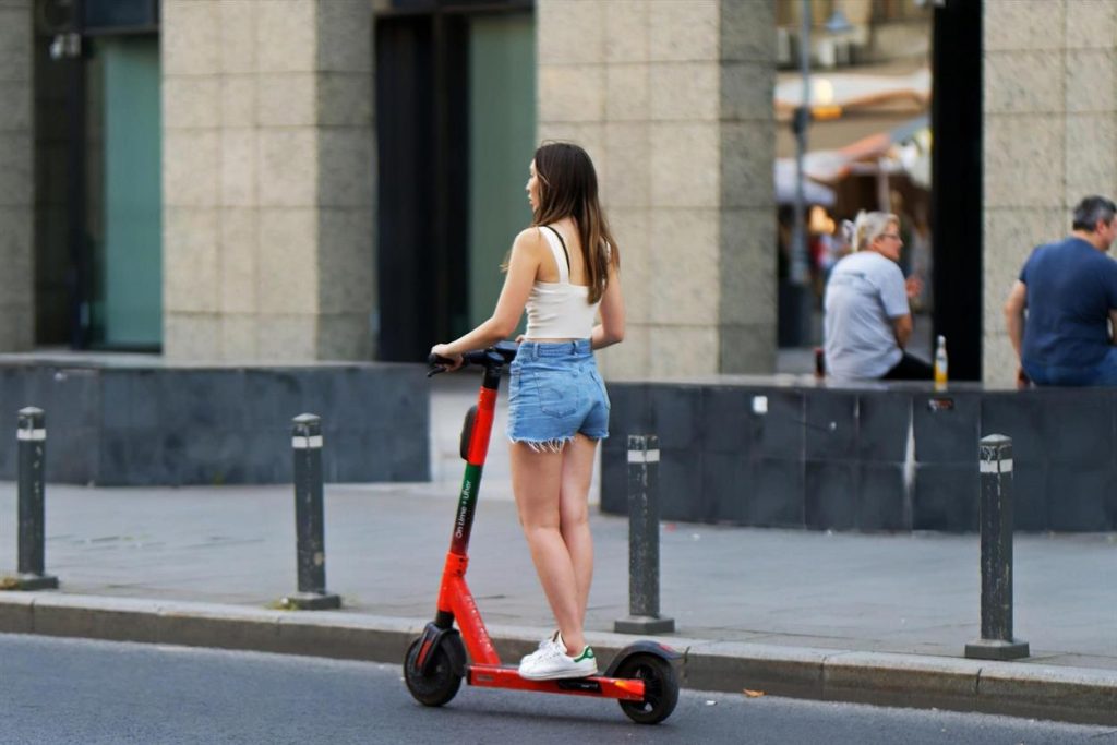 iSinwheel: Revolutionierung des Personentransports mit hochwertigen Elektrorollern Die urbane Mobilität erlebt einen Wandel, wobei Elektroroller zu einem wesentlichen Bestandteil des modernen Transports werden. Da Städte wachsen und das tägliche Pendeln anspruchsvoller wird, besteht ein zunehmender Bedarf an effizienten, zuverlässigen und umweltfreundlichen Lösungen. iSinwheel hat sich dieser Herausforderung gestellt und bietet eine Reihe hochwertiger Elektroroller an, die ein nahtloses und angenehmes Fahrerlebnis bieten.