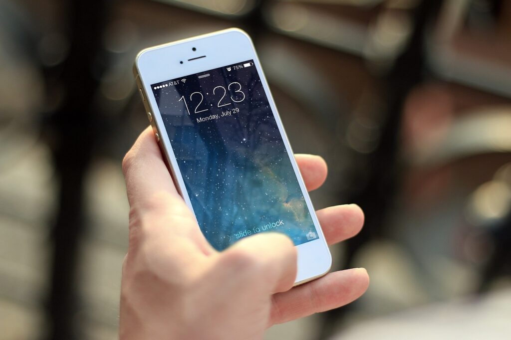 La Poste Mobile : Connecter la France avec des solutions mobiles fiables et abordables Dans un monde où rester connecté est plus important que jamais, La Poste Mobile s'impose comme un acteur incontournable du marché français des services mobiles. En tant que membre du célèbre groupe La Poste, La Poste Mobile offre un mélange unique d'accessibilité, de fiabilité et de simplicité, ce qui en fait un choix de premier ordre pour les consommateurs de toute la France. En s'engageant à fournir des solutions mobiles de qualité, La Poste Mobile veille à ce que les citoyens et résidents français puissent profiter d'une communication fluide sans se ruiner.