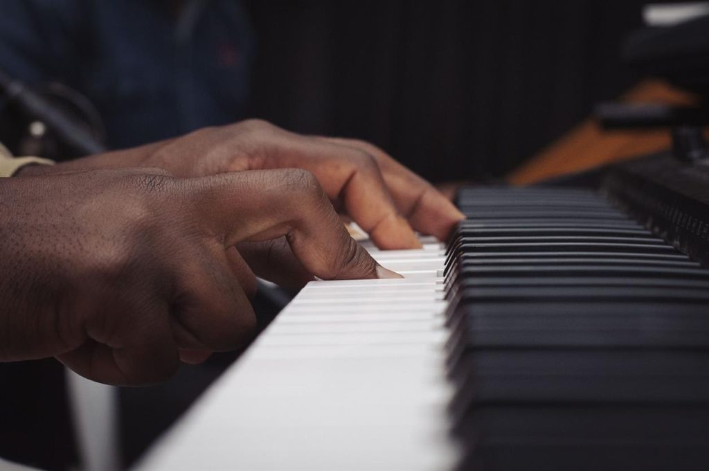 Für Musiker kann es oft eine Herausforderung sein, die perfekte Balance zwischen Qualität, Erschwinglichkeit und Innovation zu finden. Hier kommt Donner ins Spiel – eine Marke, die die Musikbranche neu definiert, indem sie hochwertige Instrumente und Ausrüstung für alle zugänglich macht, vom Anfänger bis zum Profi. Ob Sie ein aufstrebender Gitarrist, ein Digitalpiano-Enthusiast oder ein erfahrener Produzent sind, der nach erstklassiger und dennoch preisgünstiger Ausrüstung sucht, Donners Engagement für Innovation, Handwerkskunst und Erschwinglichkeit stellt sicher, dass Musik eine Leidenschaft bleibt, die in Reichweite bleibt.