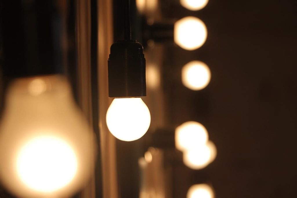 Gloeilampgoedkoop.nl: Een revolutie in Europese verlichting met betaalbare elegantie In de wereld van interieurontwerp is verlichting een van de belangrijkste elementen die de sfeer van een kamer kunnen bepalen. Het bepaalt de stemming, versterkt architectonische kenmerken en kan elke ruimte volledig transformeren. Toch had stijlvolle en functionele verlichting jarenlang een stevig prijskaartje, waardoor het voor veel consumenten moeilijk was om de perfecte ambiance te bereiken. Maak kennis met Gloeilampgoedkoop.nl, een merk dat de Europese verlichtingsmarkt succesvol heeft gerevolutioneerd door elegante, hoogwaardige lampen aan te bieden tegen betaalbare prijzen. Met een unieke mix van stijl, betrouwbaarheid en kosteneffectiviteit is Gloeilampgoedkoop.nl een vertrouwde naam geworden in verlichting op het hele continent.
