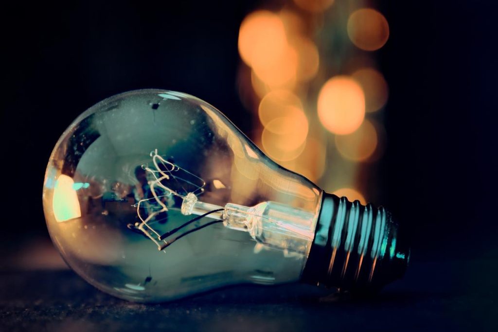 Lighting Up Europe: Het succesverhaal van Gloeilampgoedkoop en de internationale expansie In de wereld van verlichting, waar stijl, functie en betaalbaarheid elkaar kruisen, is één merk erin geslaagd om huizen en kantoren in heel Europa te verlichten met ongeëvenaard succes: Gloeilampgoedkoop. Van de bescheiden beginjaren tot het uitgebreide internationale bereik, is het verhaal van Gloeilampgoedkoop een opmerkelijke reis van ondernemerschap, klanttevredenheid en een diepe passie voor het creëren van de perfecte sfeer door middel van verlichting. Wat begon als een visie van Edward Bartels is nu uitgegroeid tot een toonaangevende naam in de Europese verlichtingsindustrie, met een groeiende internationale aanwezigheid die de wereld blijft verlichten.