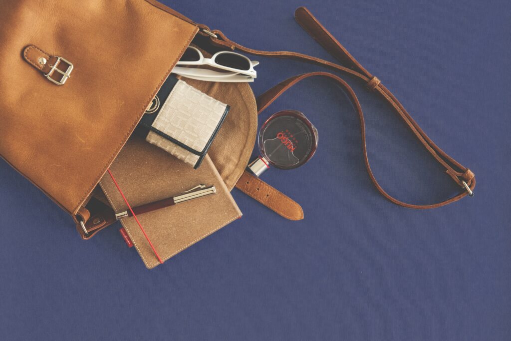 Moda to coś więcej niż tylko ubrania to odzwierciedlenie osobowości, pewności siebie i stylu życia. W Bags-Leather.pl elegancja spotyka się z praktycznością w starannie dobranej kolekcji ekskluzywnych skórzanych torebek, stylowych akcesoriów, markowych zegarków i modnych okularów, zaprojektowanych dla nowoczesnych kobiet i mężczyzn, którzy cenią jakość i ponadczasowy styl.