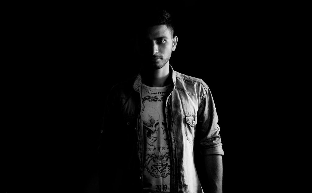 Nel cuore dell'Italia, dove storia, cultura e innovazione convergono, Metrò è una testimonianza audace dell'evoluzione dello streetwear. Quello che è iniziato come un umile concept store nel 2006 si è trasformato in un dinamico centro culturale che sta rimodellando il modo in cui percepiamo la moda. Da Metrò, la moda non riguarda solo l'abbigliamento, è una forma d'arte, uno stile di vita e una piattaforma per l'autoespressione. La filosofia di Metrò si estende oltre l'offerta delle ultime tendenze; ​​si tratta di creare uno spazio in cui moda, musica e arte coesistono e si ispirano a vicenda. È un luogo in cui i confini tra streetwear e alta arte si confondono e dove i clienti sono invitati non solo a fare acquisti, ma anche a immergersi in uno stile di vita che celebra l'individualità, la creatività e la libertà.