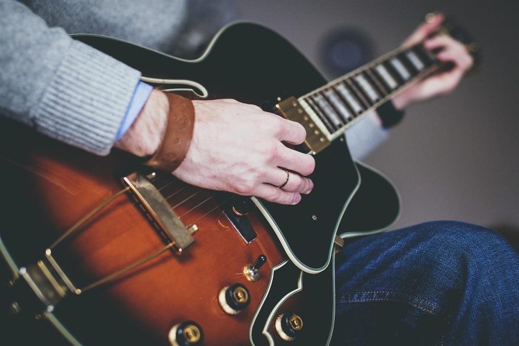 Donner kooperiert mit JHS: Erweiterter Zugang zu hochwertigen Instrumenten in Großbritannien und Irland In einem spannenden Schritt für Musiker und Musikliebhaber in ganz Großbritannien und Irland ist Donner eine Partnerschaft mit John Hornby Skewes & Co. Ltd. (JHS) eingegangen, um den Zugang zu seinen hochwertigen, erschwinglichen Instrumenten zu erweitern. Diese Zusammenarbeit stellt einen bedeutenden Schritt nach vorne dar, um Donners innovatives Sortiment an Gitarren, Digitalpianos, Effektpedalen und mehr einem breiteren Publikum zugänglich zu machen. Mit JHS‘ umfangreichem Vertriebsnetz und seinem Ruf in der Musikbranche stellt diese Partnerschaft sicher, dass Musiker aller Niveaus – vom Anfänger bis zum Profi – jetzt problemlos Donners Premiuminstrumente und Zubehör entdecken und kaufen können.