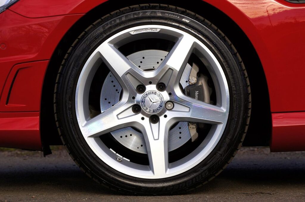 Säsongsväxlingar: Välj rätt däck för alla väder med Dackonline.se I Sverige, där årstiderna dramatiskt förändrar landskapet och väglaget, kan vikten av att utrusta ditt fordon med rätt däck inte överskattas. Dackonline.se, Sveriges främsta däckåterförsäljare online, förstår den kritiska karaktären av dessa säsongsförändringar och erbjuder ett omfattande utbud av däck som passar alla väderförhållanden. Den här artikeln utforskar hur Dackonline.se hjälper bilister att navigera i komplexiteten i valet av säsongsbetonade däck för att säkerställa säkerhet, effektivitet och prestanda året runt.