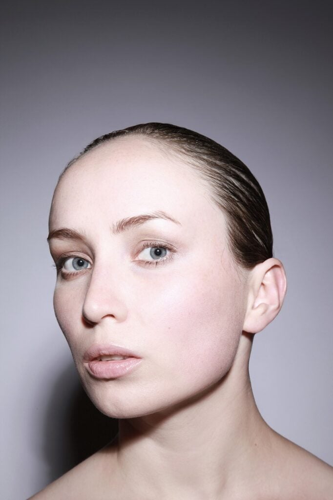 In der sich ständig weiterentwickelnden Welt der Hautpflege kann es eine Herausforderung sein, die perfekte Balance zwischen Wissenschaft und Schönheit zu finden. Die zunehmende Verbreitung von unzähligen Produkten, Trends und Inhaltsstoffen kann Verbraucher überfordern und sie verunsichern, was wirklich für ihre Haut funktioniert. Hier kommt DOCTOR MI ins Spiel, eine deutsche Hautpflegemarke, die die Schönheitsbranche neu definiert hat, indem sie dermatologisches Fachwissen nahtlos mit innovativen Hautpflegeformeln kombiniert. Seit seiner Gründung hat sich DOCTOR MI darauf konzentriert, hochwirksame, wissenschaftlich fundierte Lösungen bereitzustellen, die sichtbare Ergebnisse liefern und gleichzeitig die natürliche Schönheit unterstreichen. Mit dem Engagement für forschungsbasierte Formeln und einem Fokus auf Sicherheit und Wirksamkeit ist DOCTOR MI Vorreiter einer neuen Welle der Hautpflege, bei der jedes Produkt darauf ausgelegt ist, die einzigartigen Bedürfnisse Ihrer Haut zu erfüllen und gleichzeitig die Ursachen häufiger Probleme zu bekämpfen. Ob Sie gegen Akne, feine Linien, Pigmentierung kämpfen oder einfach nur Ihre jugendliche Ausstrahlung bewahren möchten, DOCTOR MI ist Ihr zuverlässiger Partner in Sachen Hautpflege.