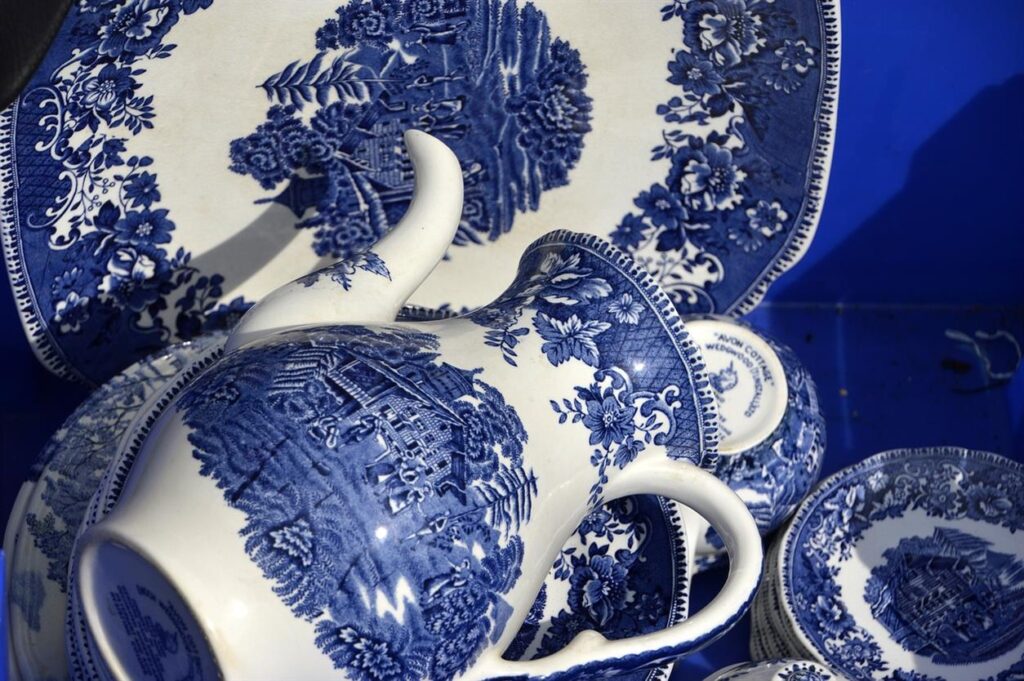 Delfts Blauw aardewerk is al eeuwenlang een symbool van het Nederlandse erfgoed, de iconische blauw-witte patronen zijn nauw verbonden met het culturele weefsel van Nederland. Een van de meest vooraanstaande namen in deze kunstvorm is Heinen Delfts Blauw, een merk dat de traditie blijft eren en tegelijkertijd innoveert om deze naar het moderne tijdperk te brengen. Door een fusie van eeuwenoud vakmanschap en hedendaags design, overbrugt Heinen Delfts Blauw het verleden met het heden en biedt het prachtige stukken die zowel verzamelaars als gewone huiseigenaren aanspreken.