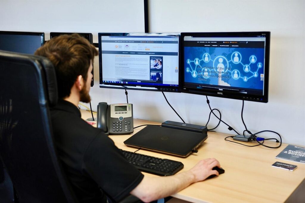 easyname: Webhosting mit benutzerfreundlichen Lösungen vereinfachen In der heutigen digitalen Landschaft ist eine Onlinepräsenz für Unternehmen, Unternehmer und Privatpersonen gleichermaßen unerlässlich. Für alle, die eine zuverlässige, effiziente und benutzerfreundliche Möglichkeit suchen, ihre Onlinepräsenz aufzubauen und zu verwalten, ist easyname ein zuverlässiger Partner. Das in Österreich ansässige Unternehmen bedient Kunden in ganz Europa und hat sich den Ruf erworben, Webhosting und Domainmanagement mit innovativen Lösungen zu vereinfachen, die auf alle Erfahrungsstufen zugeschnitten sind.