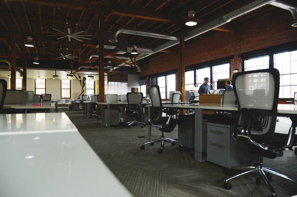 Comfort creëren op elk kantoor: hoe Workliving design en ergonomie combineert voor professionals In de snelle professionele wereld van vandaag is het kantoor geëvolueerd van een simpele werkplek naar een ruimte waar productiviteit, creativiteit en comfort naast elkaar moeten bestaan. Terwijl werkplekken blijven transformeren, zoeken zowel bedrijven als professionals naar oplossingen die een balans bieden tussen functionaliteit en comfort. Workliving, een toonaangevend Nederlands merk, is de uitdaging aangegaan om design en ergonomie te combineren om werkomgevingen te creëren die prioriteit geven aan het welzijn en de productiviteit van professionals.