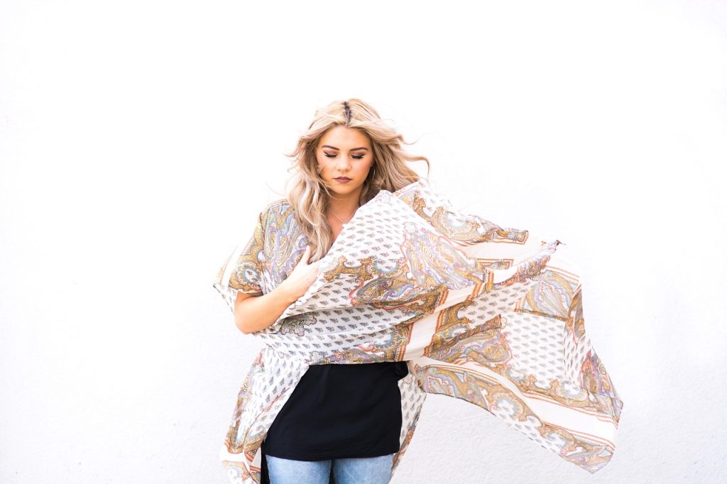 De afgelopen jaren is winkelen verder geëvolueerd dan alleen transacties; het is nu een weerspiegeling van onze waarden, onze toewijding aan de planeet en onze wens om ethische keuzes te maken. Als consumenten zijn we ons steeds meer bewust van de kracht die onze aankopen hebben om de wereld om ons heen vorm te geven. De opkomst van bewust consumentisme heeft een beweging in gang gezet, een beweging die de nadruk legt op duurzaamheid, ethische productie en stijlvol leven. Dit is waar Shop Like You Give a Damn om de hoek komt kijken: een merk dat de essentie van doelgericht winkelen perfect belichaamt.