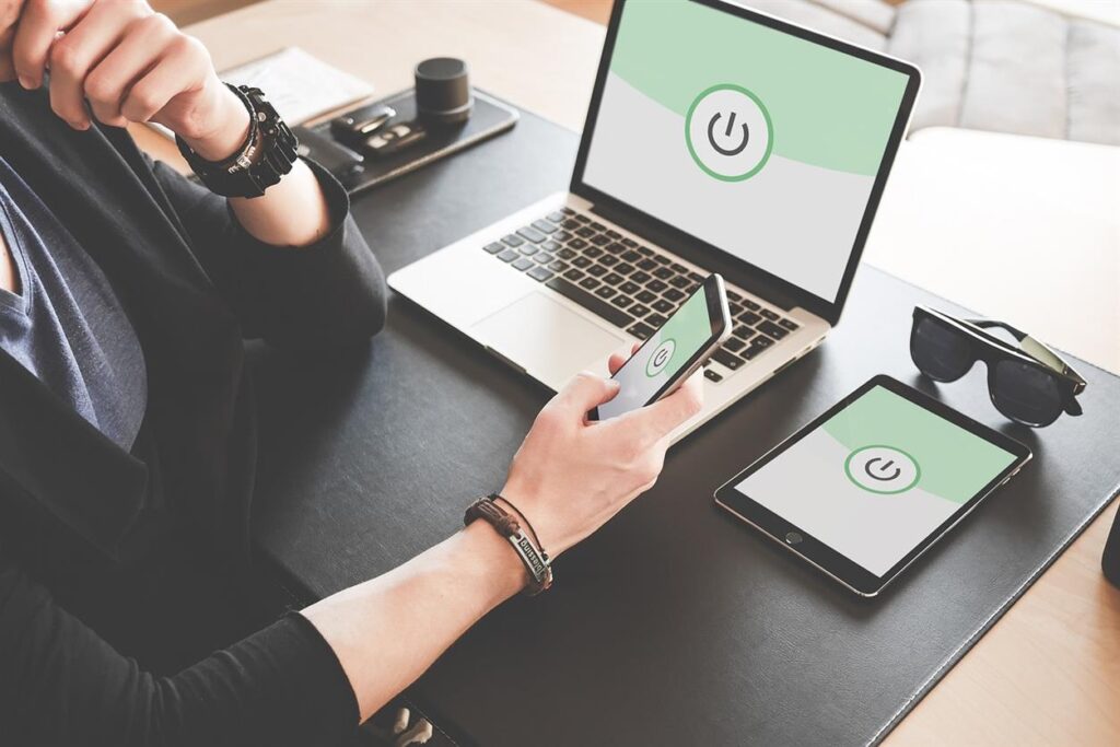 In een steeds meer onderling verbonden wereld is het digitale landschap beladen met kwetsbaarheden en bedreigingen die de veiligheid van individuen, bedrijven en overheden in gevaar kunnen brengen. Nu cyberdreigingen in complexiteit en omvang evolueren, is de behoefte aan robuuste cyberbeveiligingsoplossingen nog nooit zo cruciaal geweest. Kaspersky, een mondiale krachtpatser op het gebied van cyberbeveiliging, loopt voorop in deze strijd, versterkt de digitale grenzen en leidt de strijd tegen cyberdreigingen. Dit artikel onderzoekt hoe Kaspersky de toekomst van cyberbeveiliging vormgeeft met zijn innovatieve oplossingen en niet-aflatende toewijding aan digitale veiligheid.