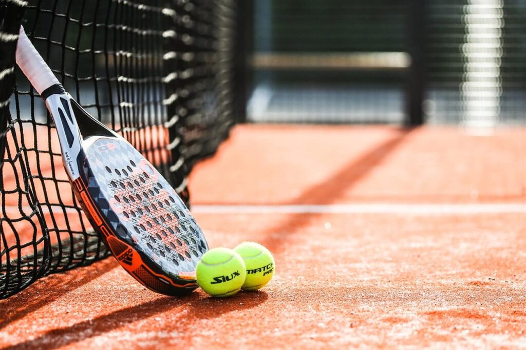 Esplorare il mercato padel: uno sportello unico per tutte le esigenze di padel Dato che lo sport di Padel guadagna rapidamente popolarità in Europa e oltre, i giocatori cercano sempre più attrezzature e abbigliamento di alta qualità per migliorare il loro gioco. In Italia, un marchio si distingue come la destinazione definitiva per tutto ciò che Padel: Padel Market. Questo negozio unico è diventato rapidamente uno dei preferiti tra gli appassionati di Padel, offrendo una gamma completa di prodotti che soddisfano i giocatori di tutti i livelli. Che tu sia un professionista esperto o che hai appena iniziato il tuo viaggio di Padel, Padel Market ha tutto il necessario per portare il tuo gioco al livello successivo.