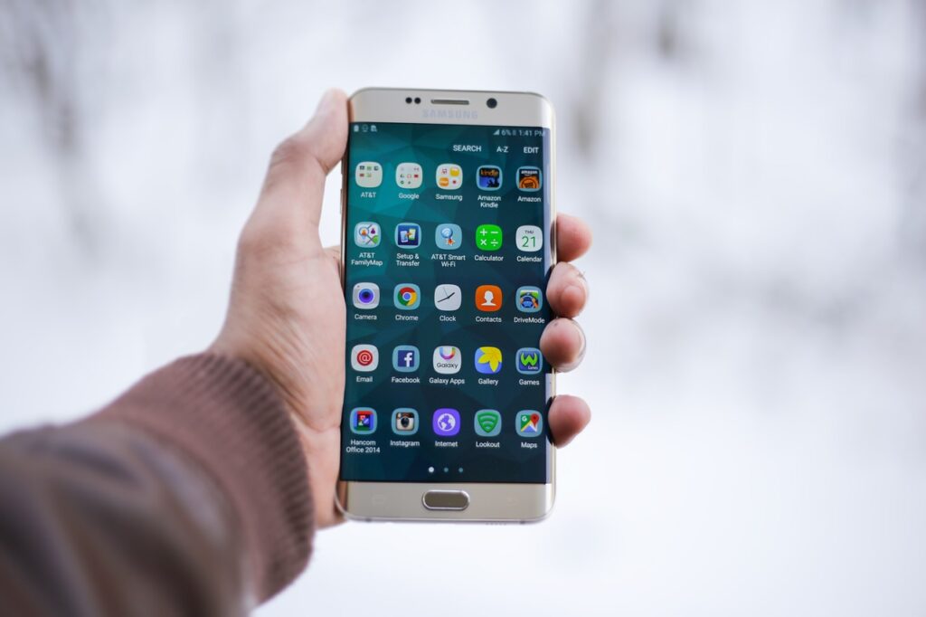À la découverte de La Poste Mobile : une marque de confiance qui apporte de l’innovation aux services mobiles À l’ère du numérique, où la connectivité est primordiale, les consommateurs français recherchent de plus en plus de fournisseurs de services mobiles qui offrent plus que de simples appels et données fiables. C’est là qu’intervient La Poste Mobile, une marque de télécommunications moderne qui transforme le paysage des services mobiles en France. Construite sur les fondations solides du Groupe La Poste, une marque synonyme de confiance, d’accessibilité et de service client depuis des siècles, La Poste Mobile apporte de l’innovation et de nouvelles solutions au monde des services mobiles, tout en restant fidèle à ses racines.