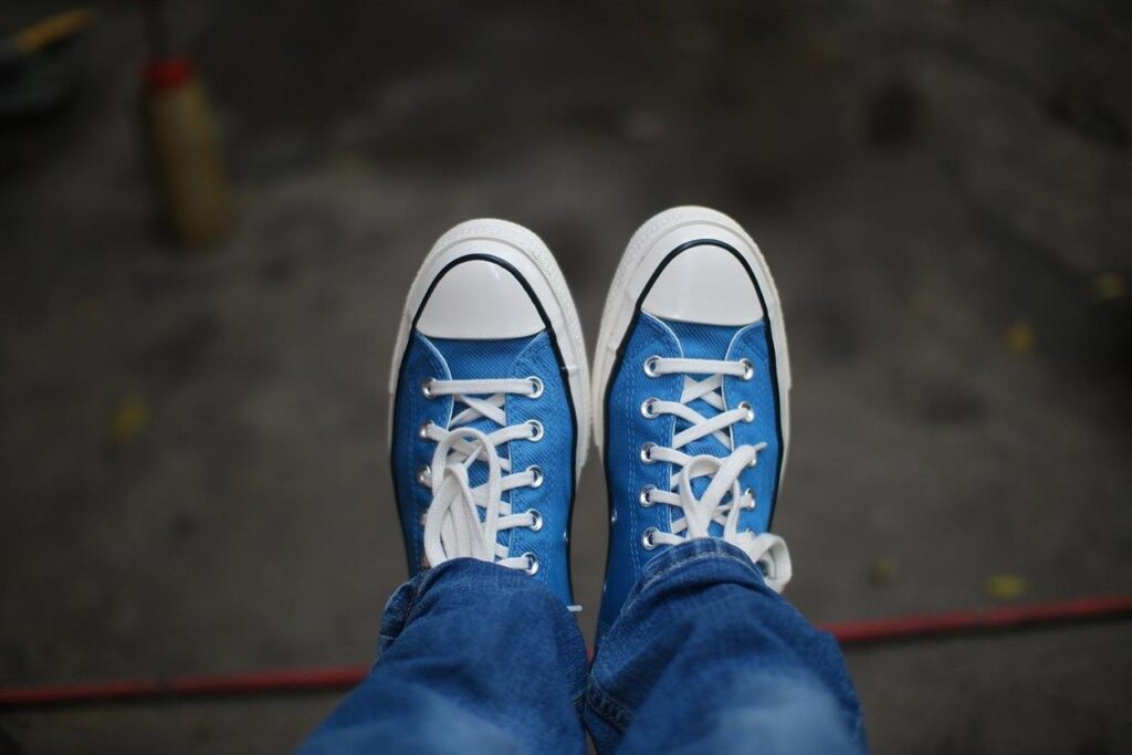 In de voortdurend veranderende wereld van mode slagen bepaalde merken erin om stijl en bruikbaarheid naadloos te combineren. CONVERSE is een goed voorbeeld, dat zichzelf al generaties lang heeft gevestigd als een populaire schoenenkeuze. Het merk staat bekend om zijn iconische Chuck Taylor All Stars en is geëvolueerd om een ​​breed scala aan stijlen te bieden die aansluiten bij uiteenlopende smaken en levensstijlen. Dit artikel duikt in de veelzijdigheid van CONVERSE-schoenen en laat zien hoe het op meesterlijke wijze mode en functionaliteit in evenwicht brengt.