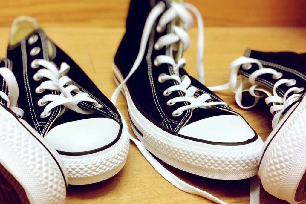 Iconisch en tijdloos: de culturele impact van CONVERSE Chuck Taylors Op het gebied van schoenen zijn er maar weinig merken die zoveel nostalgie en culturele betekenis oproepen als CONVERSE, met name met zijn vlaggenschip, de Chuck Taylor All Star. Van hun bescheiden begin als basketbalschoen tot hun status als wereldwijd mode-icoon, hebben Chuck Taylors zich verweven in het weefsel van diverse culturen en bewegingen. Dit artikel duikt in de culturele impact van CONVERSE Chuck Taylors en onderzoekt waarom ze een tijdloos symbool van zelfexpressie en individualiteit blijven.