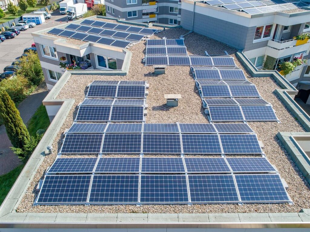 Von Solarmodulen bis zur Energiespeicherung: Entdecken Sie Renogys umfassendes umweltfreundliches Angebot In den letzten Jahren hat die Umstellung auf erneuerbare Energien eine beispiellose Dynamik gewonnen, und Deutschland ist ein leuchtendes Beispiel für diesen Übergang. Zu den führenden Unternehmen dieser Bewegung gehört Renogy, eine Marke, die für Qualität und Innovation bei Solarenergielösungen steht. Mit einem vielfältigen Angebot an umweltfreundlichen Produkten verändert Renogy nicht nur die Art und Weise, wie wir Solarenergie nutzen, sondern setzt auch neue Maßstäbe für Energieeffizienz und Nachhaltigkeit.