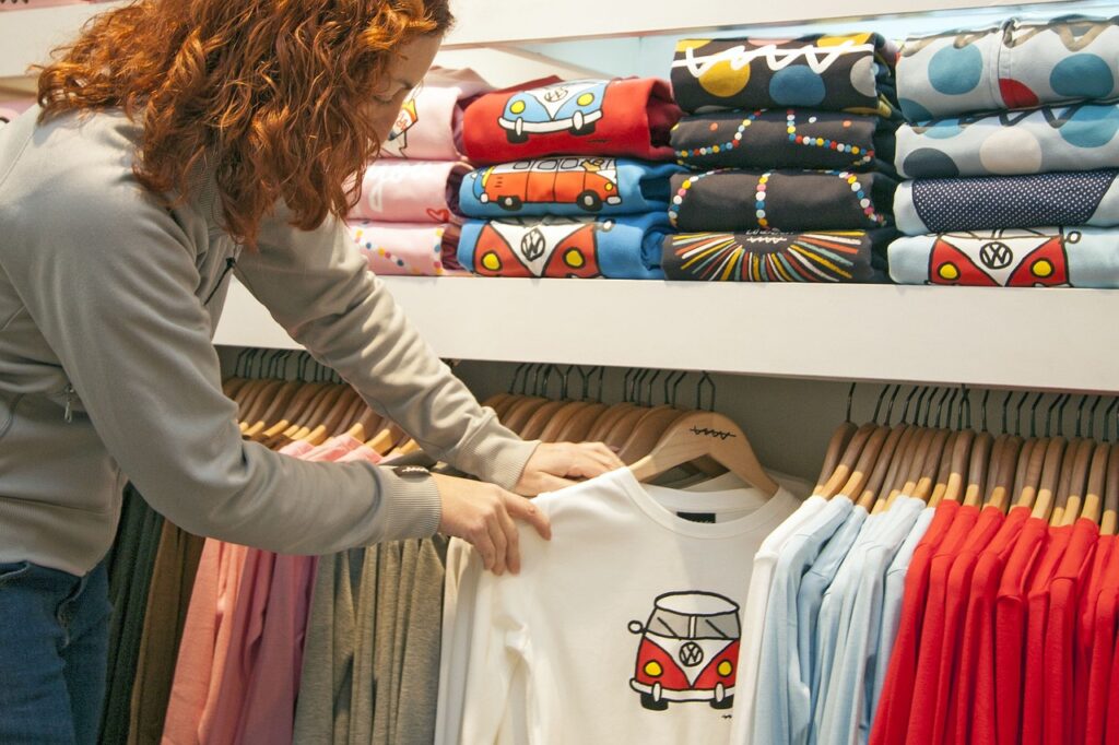 Gestalte nach deinen Wünschen: Individuell gestaltete T-Shirts, Hoodies und mehr mit Shirttuning In der modernen Welt der Mode und des Schenkens ist Personalisierung zur ultimativen Form der Selbstdarstellung geworden. Shirttuning, eine in Deutschland ansässige Marke, hat dieses Konzept auf die nächste Ebene gebracht, indem sie Kunden die Werkzeuge bietet, mit denen sie ihre eigenen T-Shirts, Hoodies und vieles mehr entwerfen können. Egal, ob Sie ein einzigartiges Kleidungsstück, ein unvergessliches Geschenk oder individuelle Kleidung für ein Team oder eine Veranstaltung erstellen möchten, Shirttuning ist Ihre Anlaufstelle für hochwertige, personalisierte Produkte.