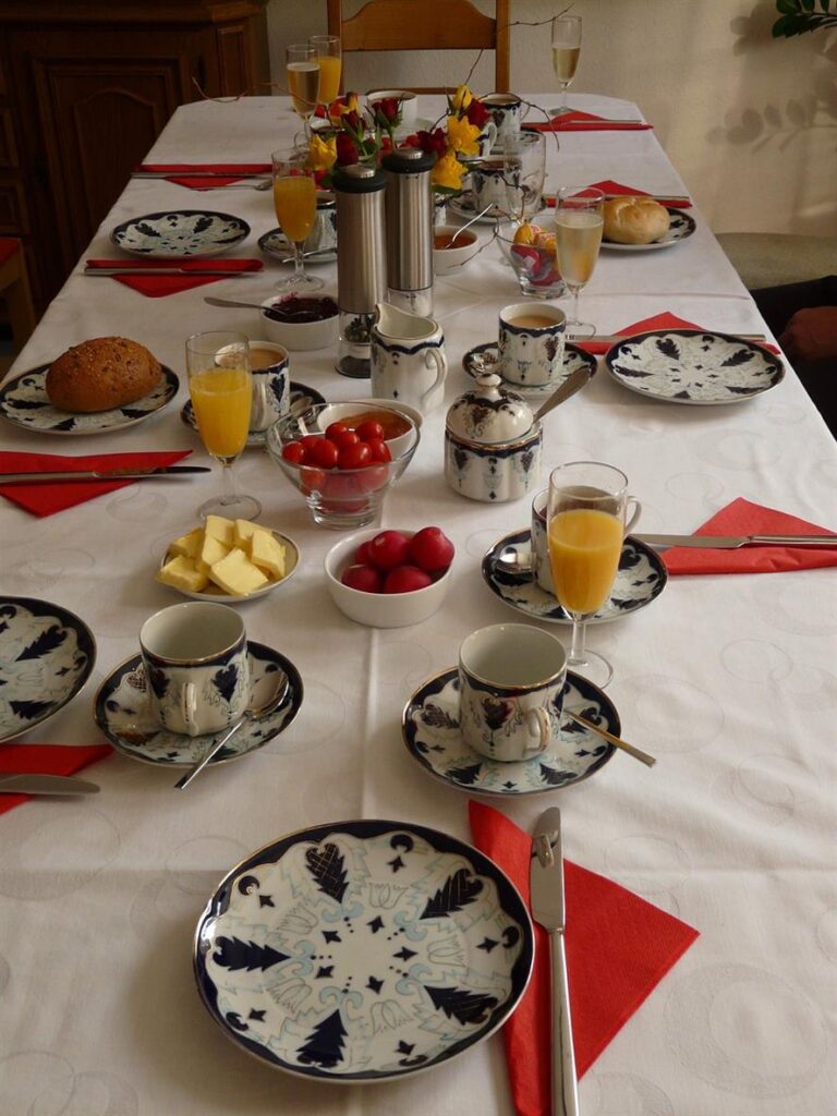 In elk huis is de eettafel vaak het hart van het dagelijks leven: een plek waar familiediners, feesten en informele gesprekken plaatsvinden. Of het nu het middelpunt van uw eetkamer is of het informele middelpunt van uw keuken, de tafel weerspiegelt het karakter en de sfeer van uw leefruimte. Om huiseigenaren te helpen dit essentiële meubelstuk te beschermen en te verbeteren, biedt Tafelzeilonline.com, een Nederlands merk, een breed scala aan stijlvolle en praktische tafelkleden. Met de focus op zowel functionaliteit als design, transformeert Tafelzeilonline.com tafels in prachtige, veelzijdige ruimtes voor elke gelegenheid.