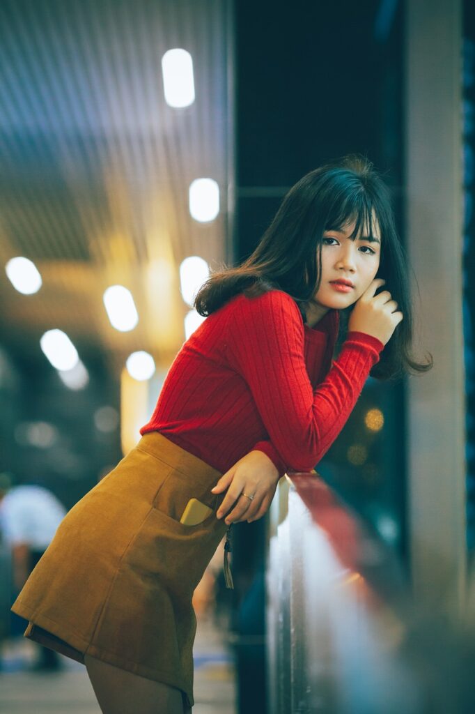 Wie TopVintage Retro-Mode mit einem modernen Twist wiederbelebt Modetrends kommen und gehen, aber manche Stile überdauern die Zeit. TopVintage, eine führende europäische Online-Boutique, hat die Kunst gemeistert, Retro-Mode neues Leben einzuhauchen, indem sie Vintage-Ästhetik nahtlos mit modernen Designelementen verbindet. Mit seinen sorgfältig zusammengestellten Kollektionen bringt TopVintage den Charme vergangener Jahrzehnte in den Vordergrund der zeitgenössischen Mode und macht klassische Stile für die moderne Frau von heute zugänglich und relevant.