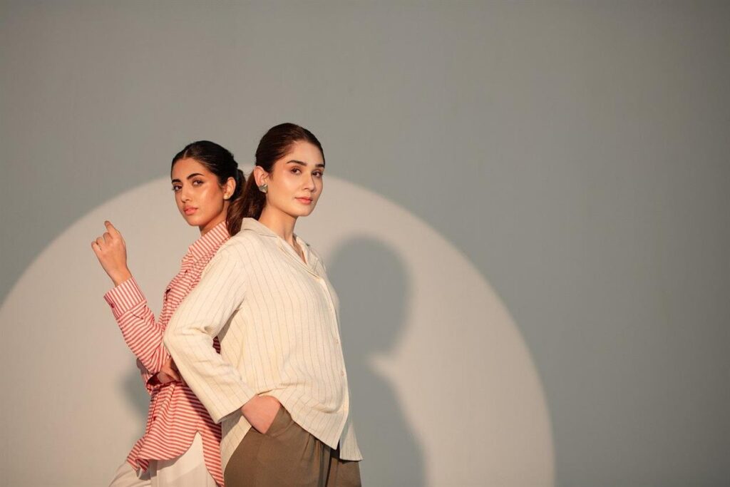 Nowa definicja elegancji: ponadczasowa moda Quiosque W tętniącym życiem świecie mody, gdzie trendy zmieniają się tak szybko jak pory roku, znalezienie marki, która ucieleśnia zarówno współczesny styl, jak i ponadczasową elegancję, może być trudnym zadaniem. Jednak Quiosque, znana polska marka modowa, z sukcesem znalazła dla siebie niszę, zachowując idealną równowagę pomiędzy nowoczesnymi trendami i klasycznym stylem. Znana z wyrafinowanych projektów i wysokiej jakości odzieży, Quiosque stała się ulubionym miejscem dla kobiet poszukujących wszechstronnej i eleganckiej odzieży.